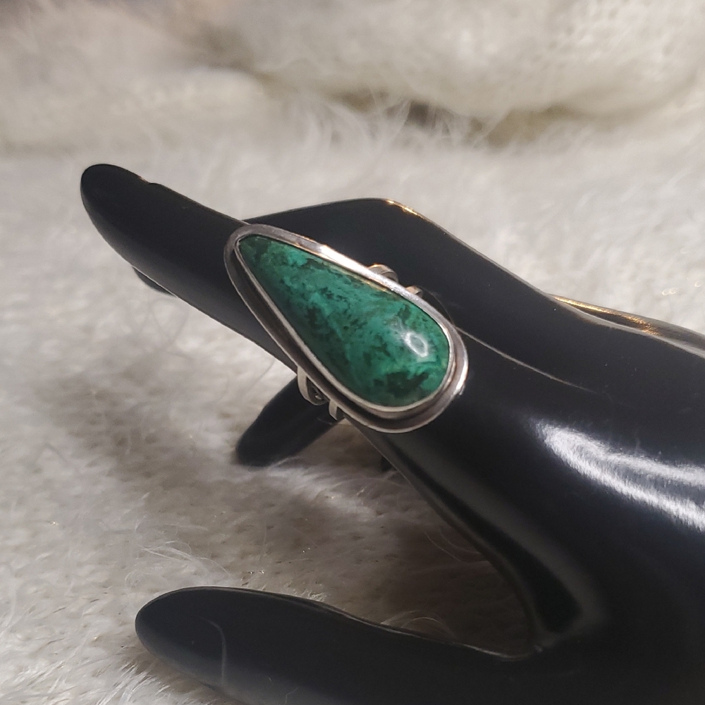 Vintage Israel 925 Silver and Green Stone Ring Ajustable Sizes.